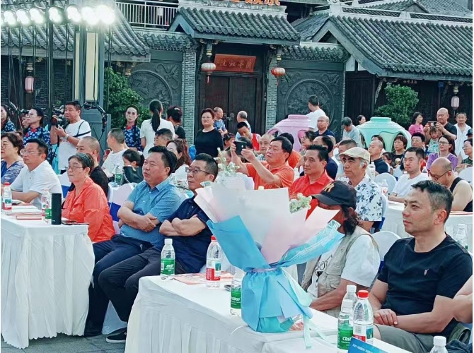 2025《詩畫南充》寇勇原創文旅作品音樂會在南充西巷大舞臺演出。